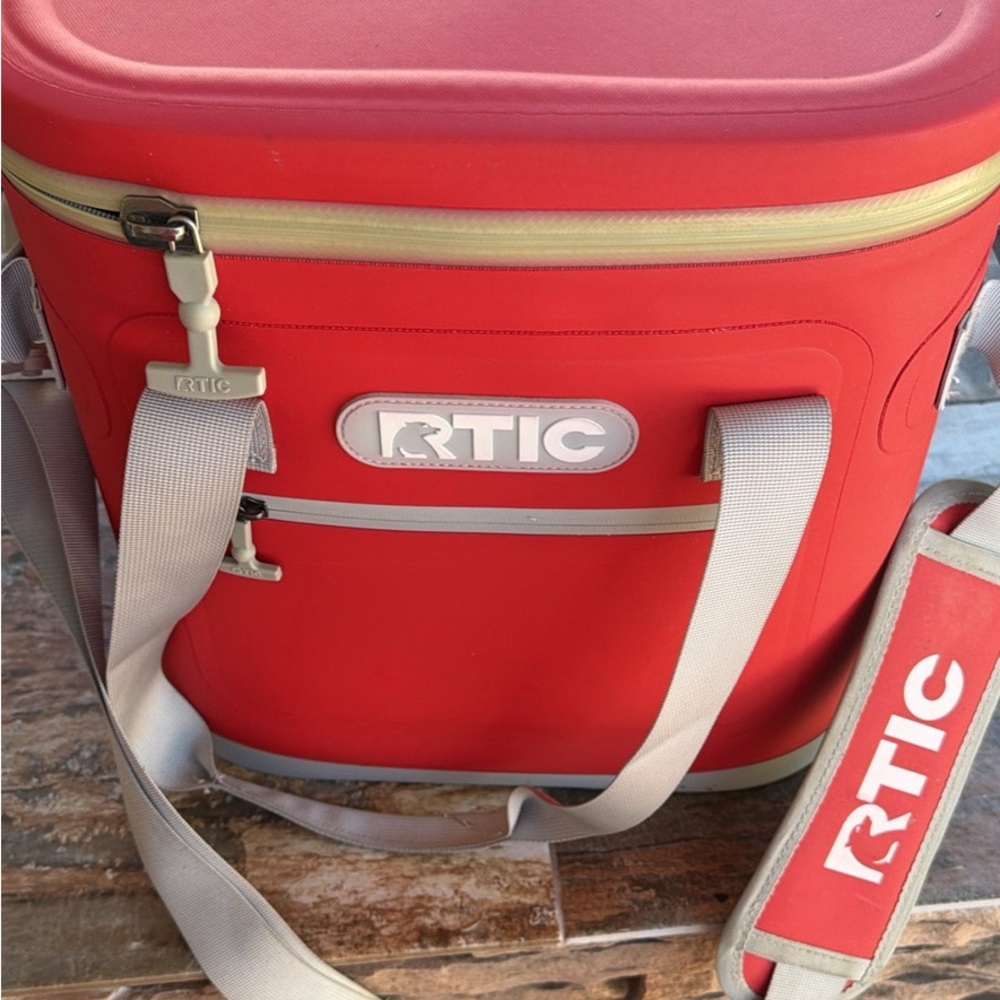 RTIC 20 Can Ultra-tough Cardinal Red Soft Cooler